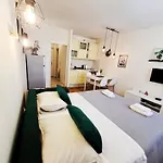Apartment Vikttoria Urban Oasis , Explore With Free Public Parking *
