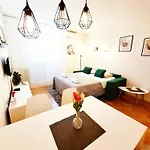 Apartment Vikttoria Urban Oasis , Explore With Free Public Parking *