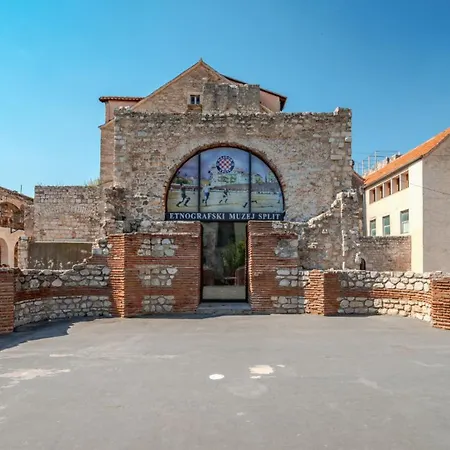 Vikttoria Urban Oasis , Explore With Free Public Parking Apartament Split