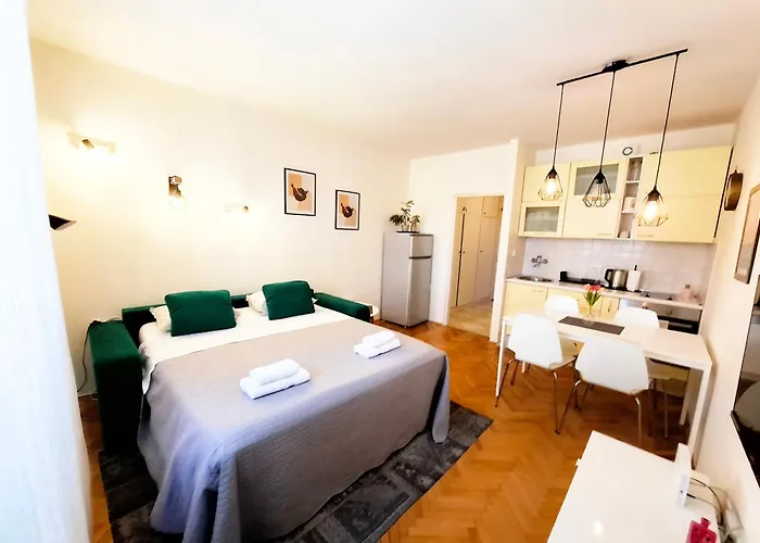 Vikttoria Urban Oasis , Explore With Free Public Parking Split