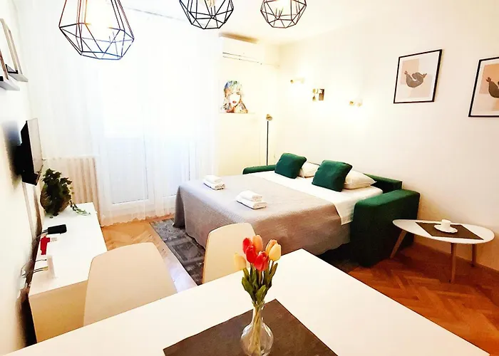 Appartement Vikttoria Urban Oasis , Explore With Free Public Parking *