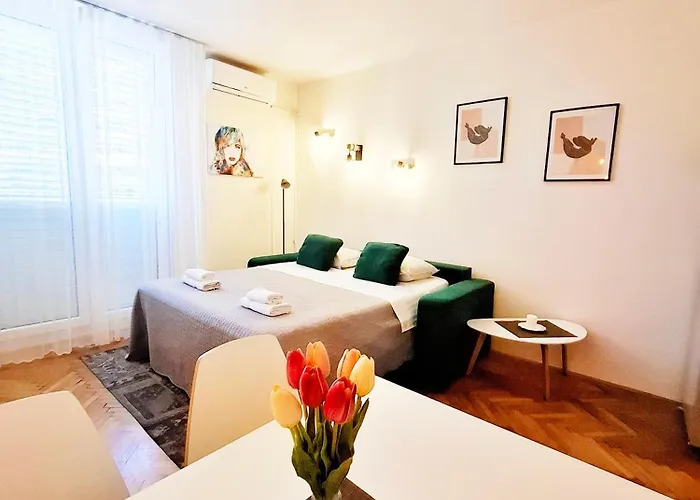 Vikttoria Urban Oasis , Explore With Free Public Parking Apartamento